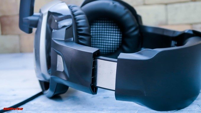 ONIKUMAゲーミングヘッドセットK5のバンド調整部分は金属素材と樹脂のハーフタイプ