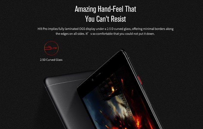 CHUWI Hi9 Proのディスプレイは丸みをおびた2.5Dガラスを採用しているので画面端からのスワイプの指あたりが良い