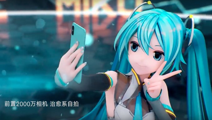 自撮りをする初音ミク