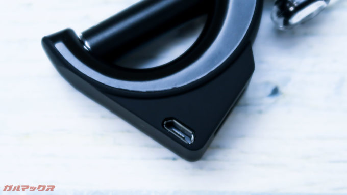 Humixx H9の側面には充電用の端子が備わっています。