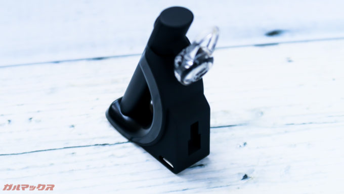 Humixx H9のホルダー側面には充電端子、背面にはアタッチメント取り付け穴が備わっています。