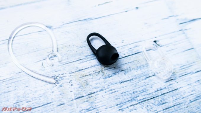 Humixx H9は最適な付け心地を選べるイヤーピースが2種と落下防止用のイヤーフックが付属しています。