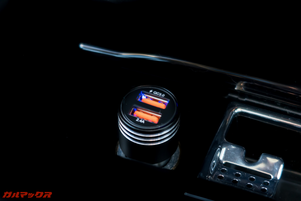 Autowit C3のシガーソケットチャージャーを車のソケットに差し込みます