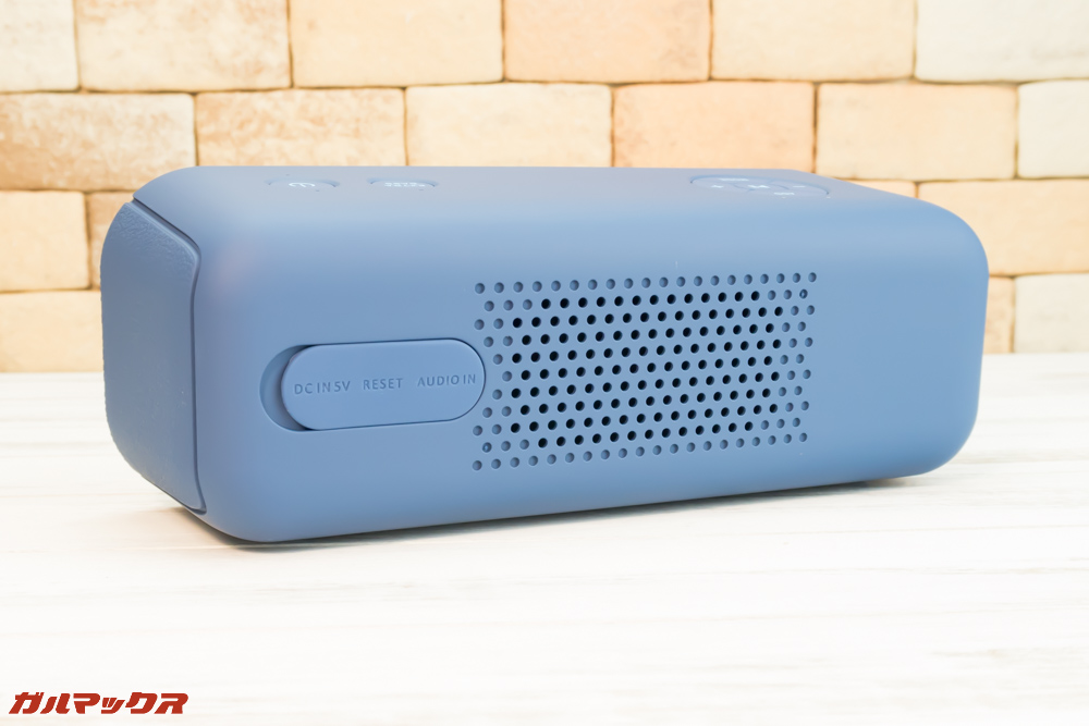 DOSS SoundBox Proの背面には端子類が備わっておりキャップ付きとなっています。