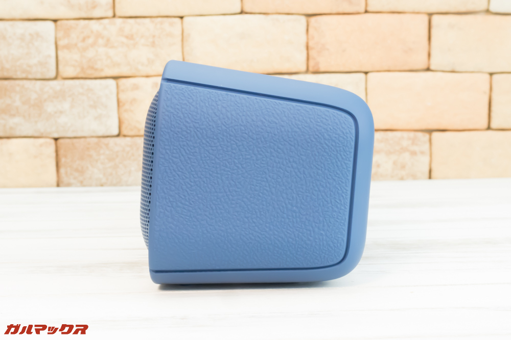 DOSS SoundBox Proは傾斜のある角度となっています。