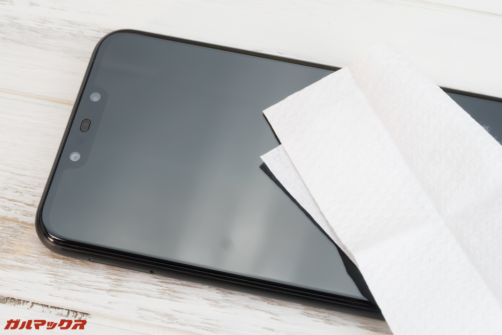Huawei nova 3iのPDA工房製の保護フィルムを貼り付ける前にクリーナーで綺麗にホコリと油脂を取り除きましょう！