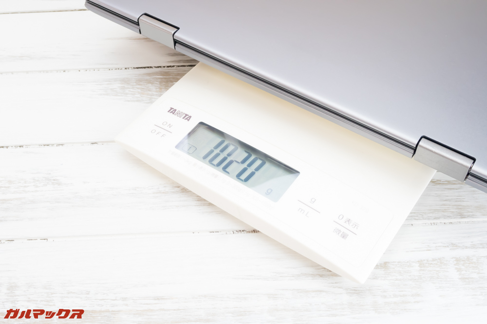 Teclast F5の実測値はフィルム込みで1020g