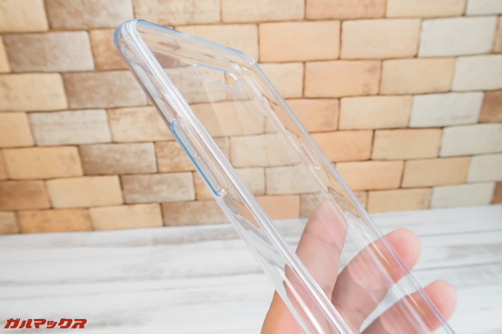 OPPO R15 Neoの付属ケースはボタンもしっかり保護されています。