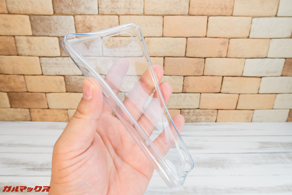 OPPO R15 Neoのケースは柔らかいタイプでした。