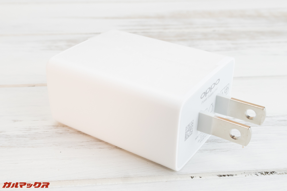 OPPO R15 Neoの充電器は日本のコンセントに差し込めるタイプ
