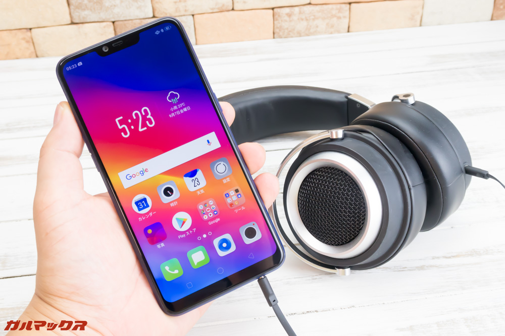 OPPO R15 Neoはイヤホン端子が備わっているのでお気に入りの有線イヤホンやヘッドホンが利用できます。