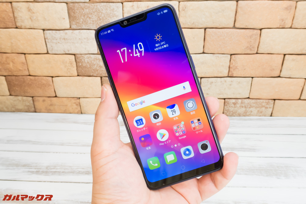 OPPO R15 Neoは大型ディスプレイを搭載していますが、縦に長いディスプレイを搭載しているので持ちやすいです。