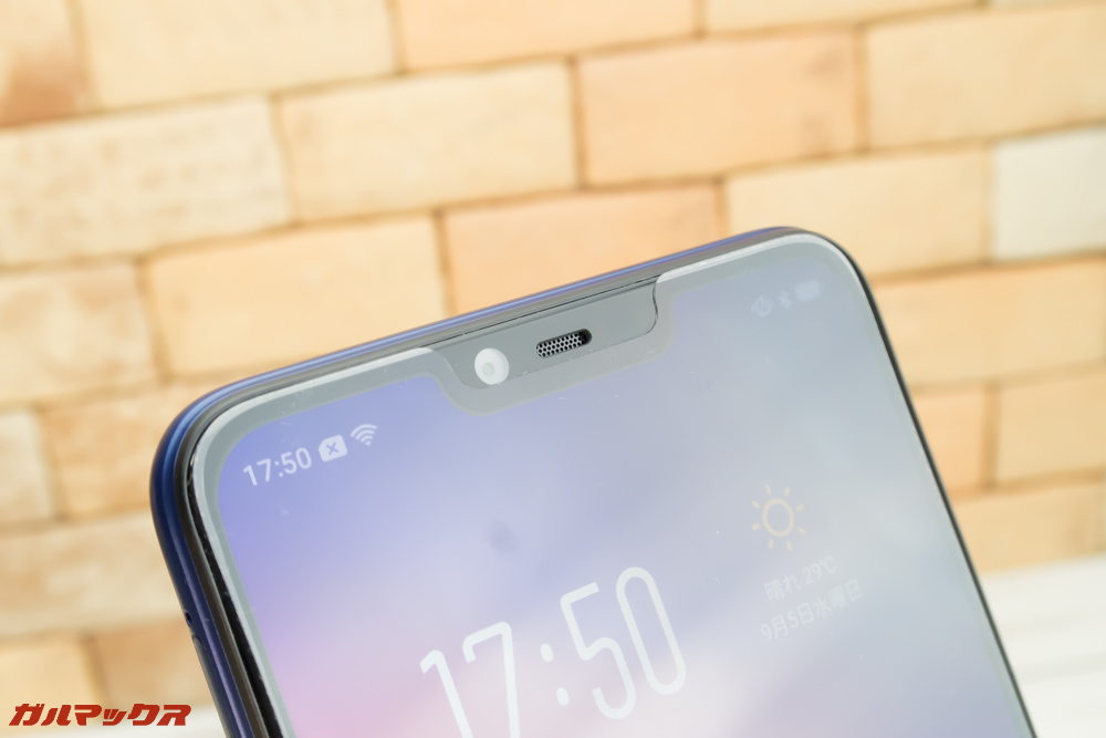 OPPO R15 Neoは保護フィルムも付属しています。