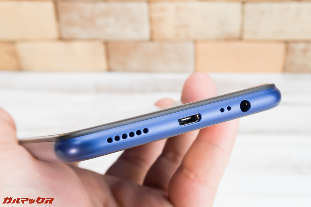 OPPO R15 Neoの底面には充電端子やイヤホン端子が備わっていました。