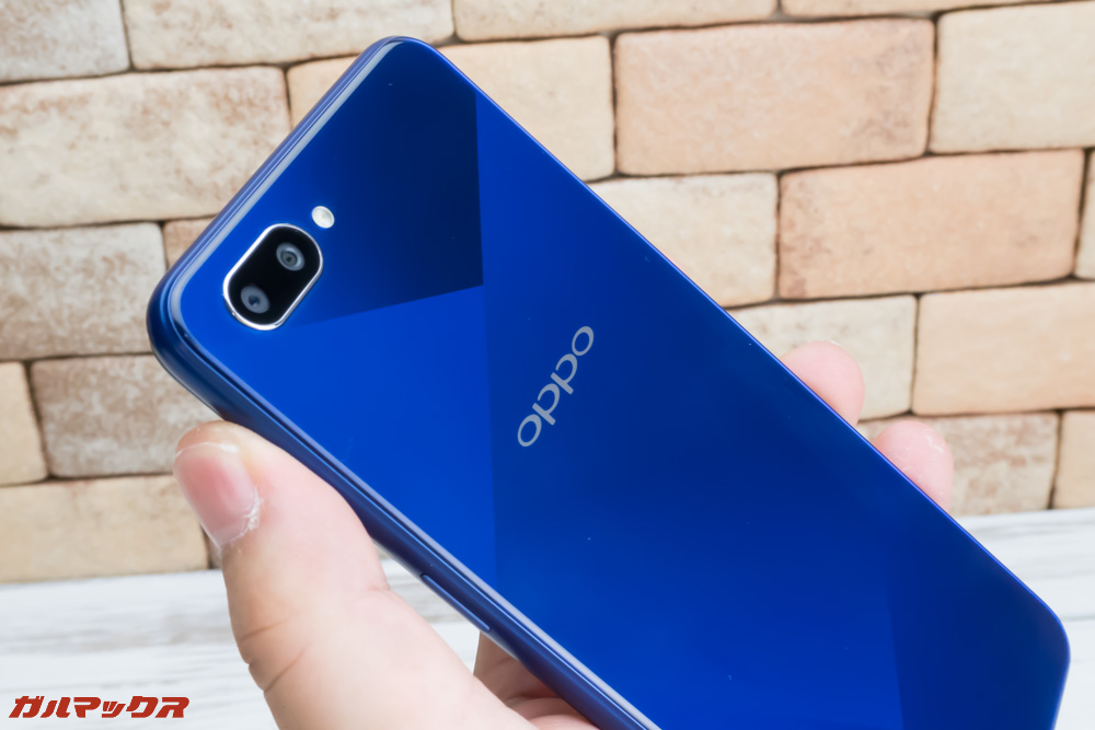 OPPO R15 Neoは光の当たる角度で表情が変わるユニークな背面デザインが魅力的です。
