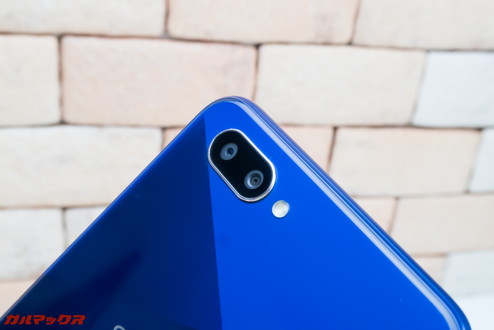 OPPO R15 Neoの背面にはデュアルカメラを搭載