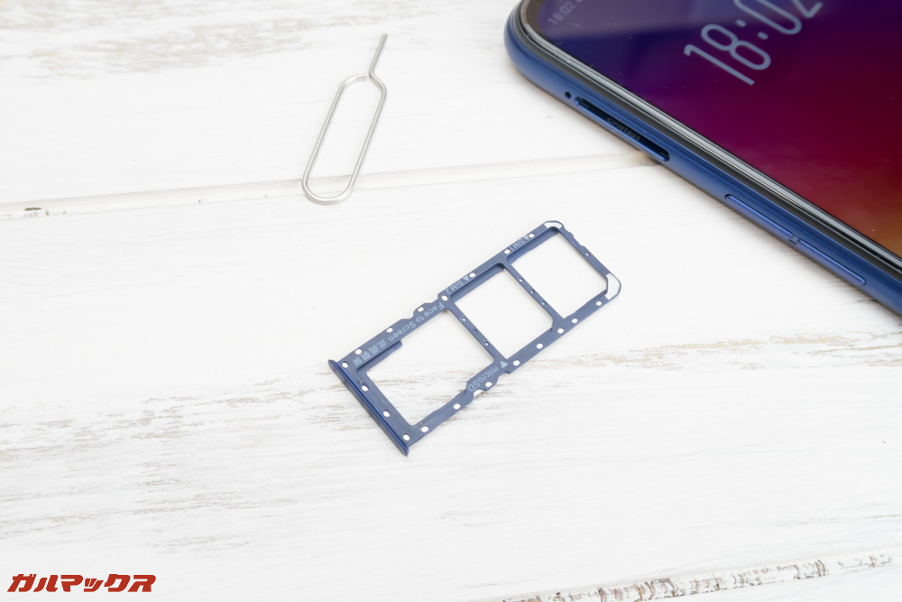 OPPO R15 NeoのSIMトレイはSIMピンで開くタイプ