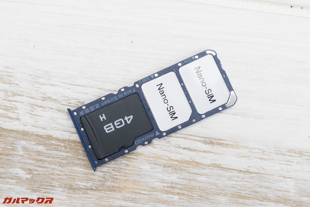 OPPO R15 NeoのSIMトレイはNanoSIMが2枚とMicroSDが1枚入るタイプです。