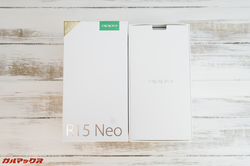 OPPO R15 Neoは蓋をあけるとアクセサリーボックスが入っているので滑って本体を落としにくいタイプ