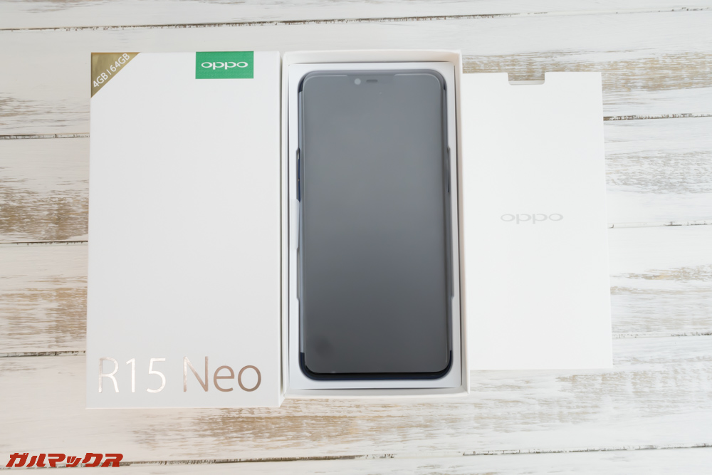 OPPO R15 Neoの箱には中段に本体、下段にアクセサリー類が入っています。