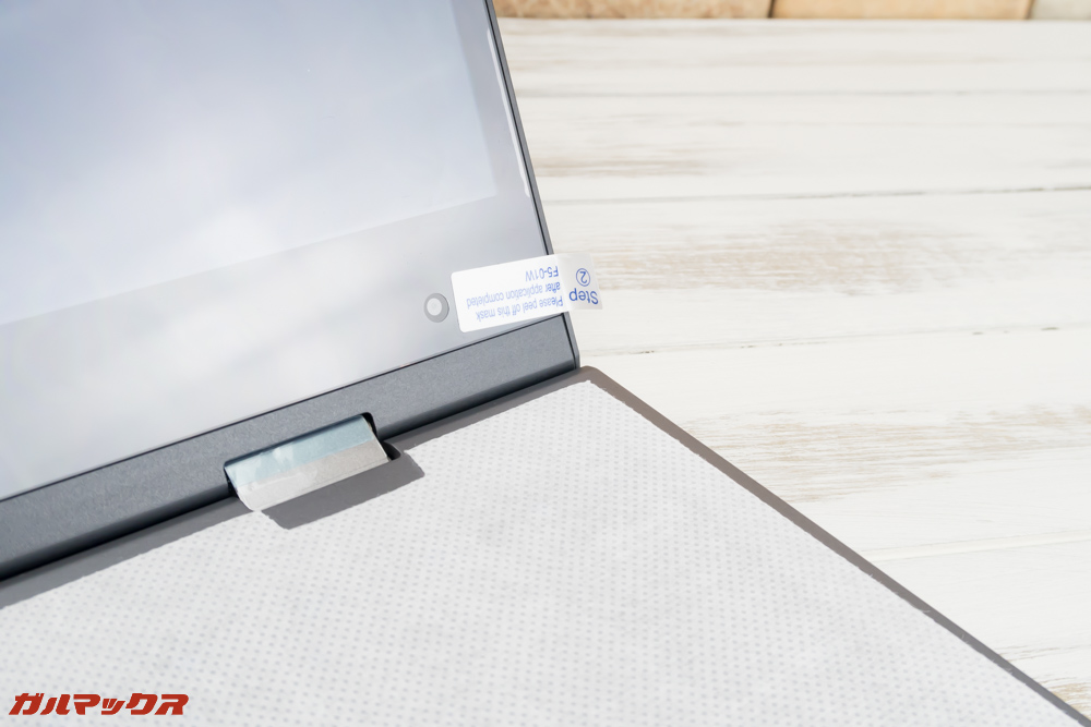 Teclast F5の保護フィルムは本体に張り付いている状態で届きます。