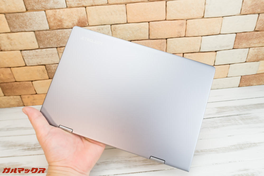 Teclast F5の天板には控えめにロゴがプリントさてています。