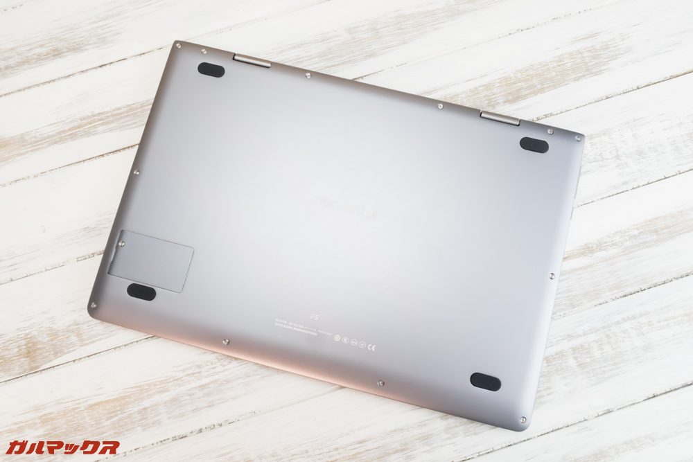 Teclast F5は背面もメタル素材です。