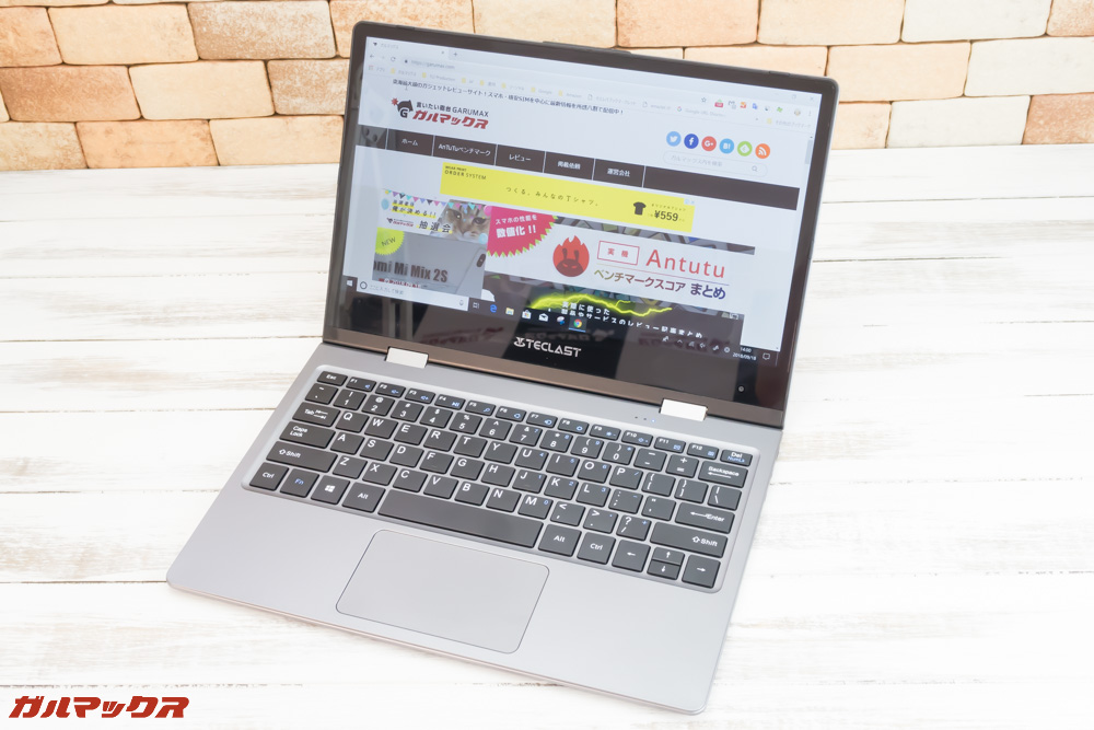 Teclast F5のディスプレイは11.6型で光沢仕様となっています。