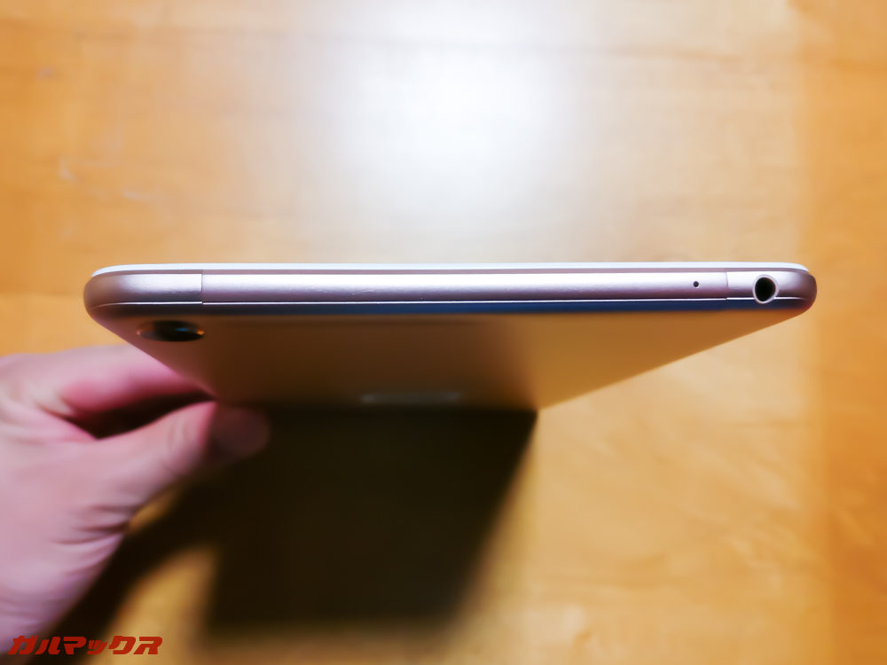 上側にはイヤホンジャックとマイクがあります