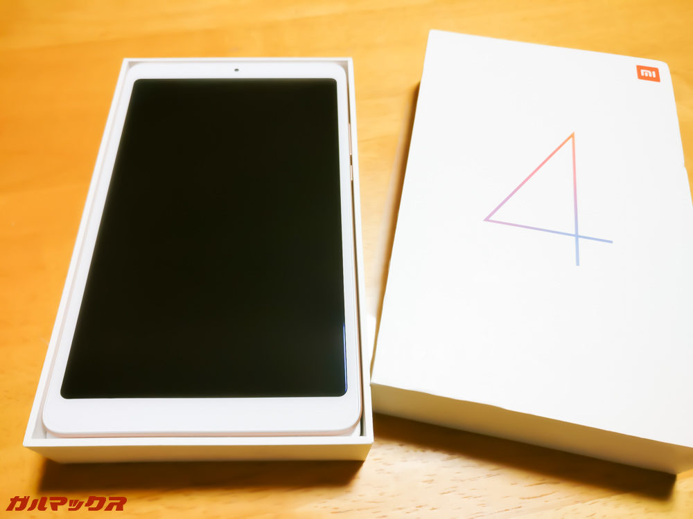 箱を開けるとすぐに本体がお出迎え