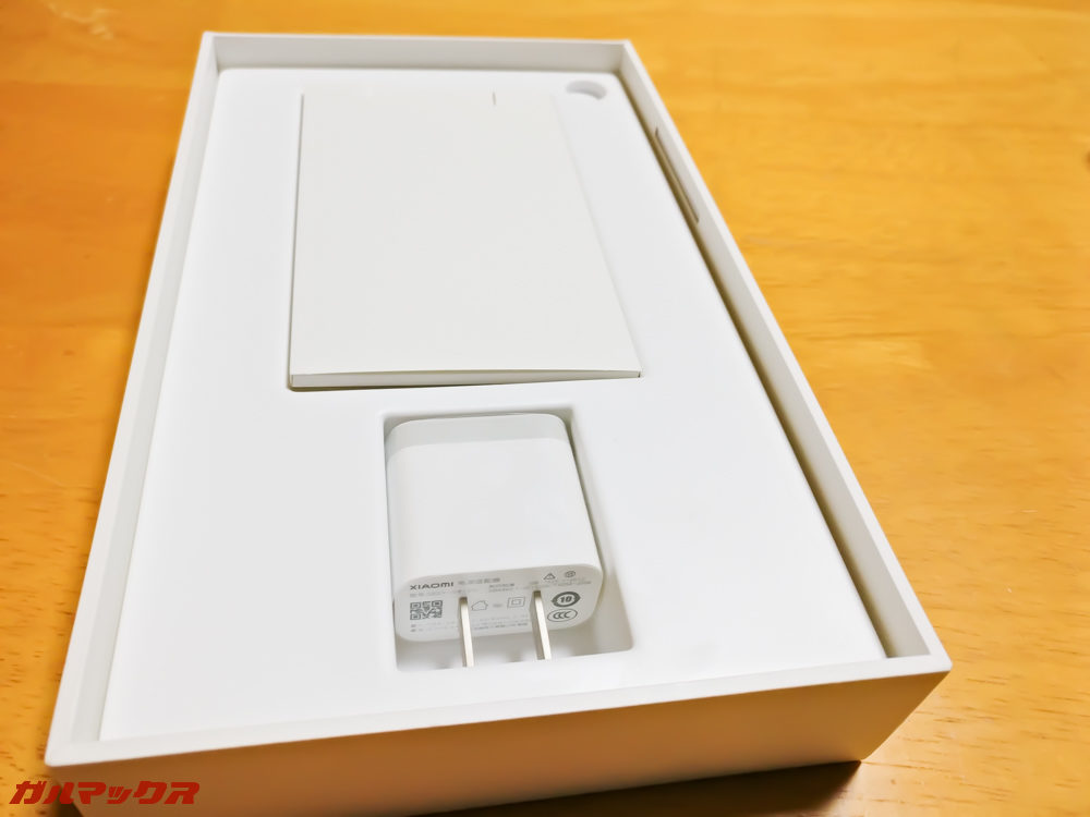 本体の下に付属品が入っています