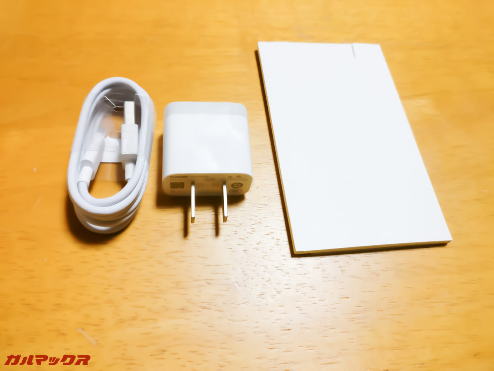 主な同梱品はUSB-Cケーブル、ACアダプター、マニュアル類の3つ