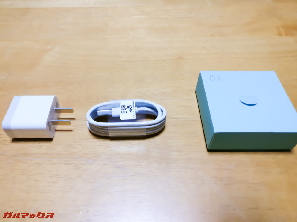 「ACアダプター」「USB-Cケーブル」の2つ