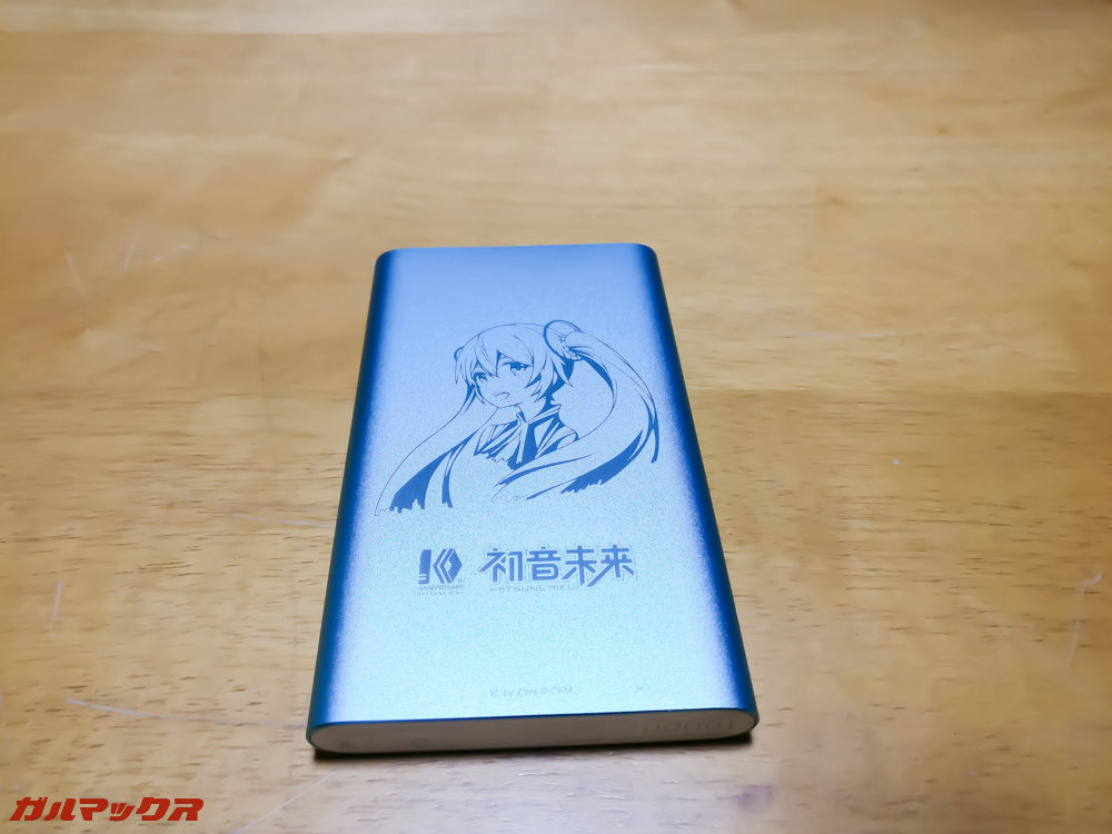 モバイルバッテリーにも目を引くイラストが刻印されています