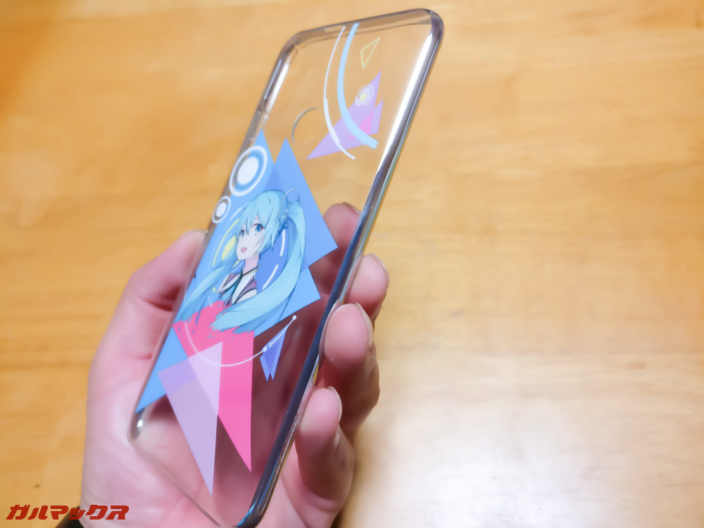 ケースにはカラフルなイラストが刻印されています