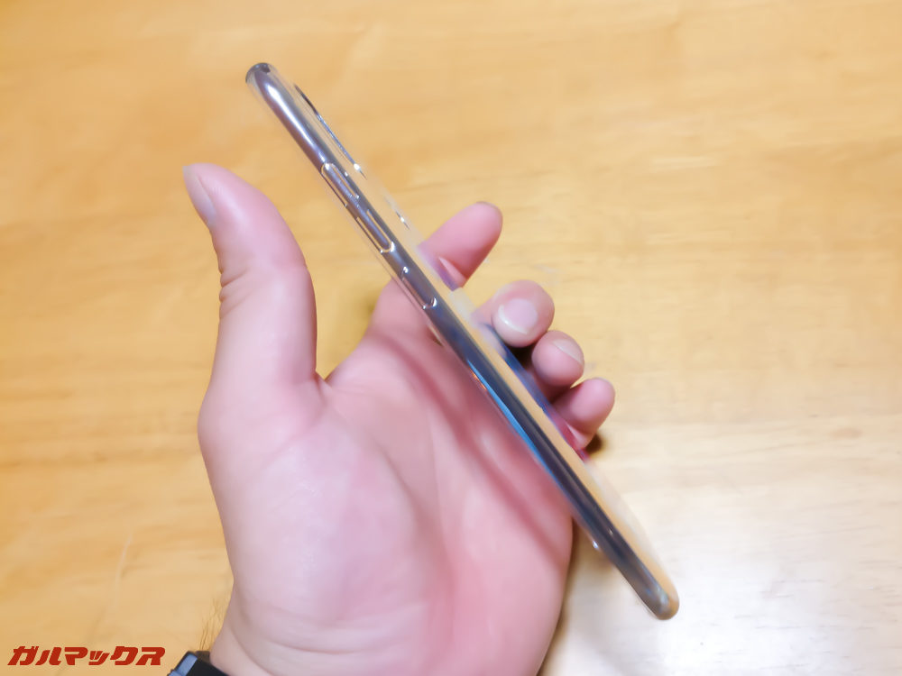 側面はシルバーに塗装されており、ボタン部分も保護されています