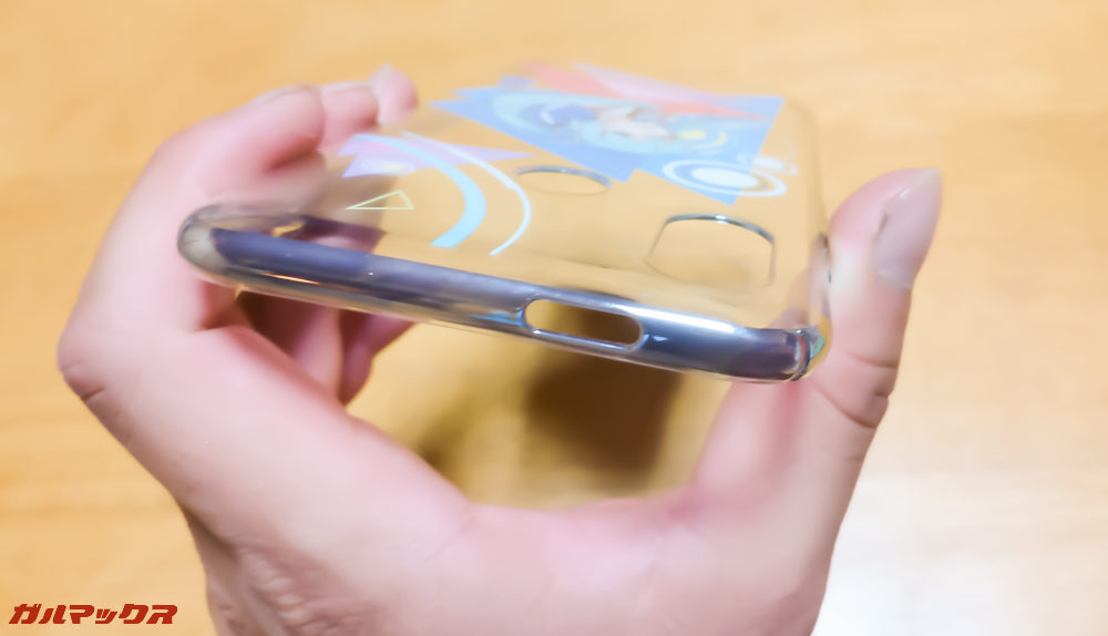 マイク、赤外線ポート位置も切り抜きあり