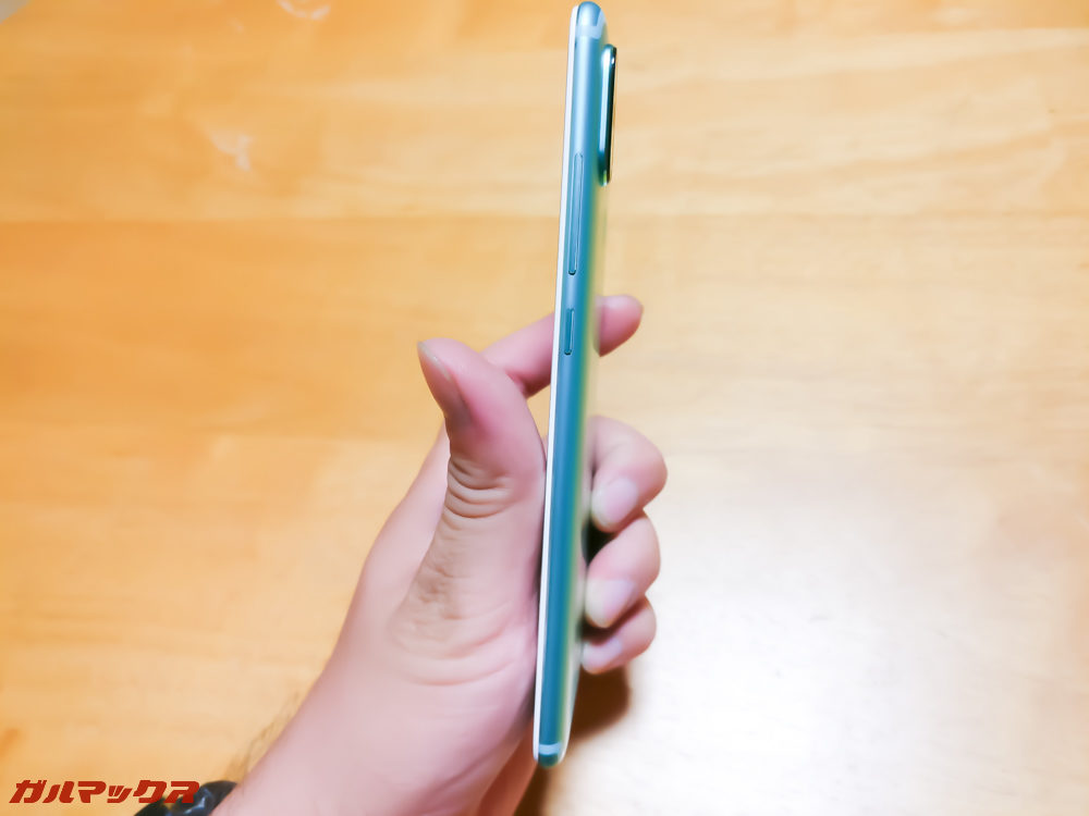 右側面には電源、音量ボタンがあります