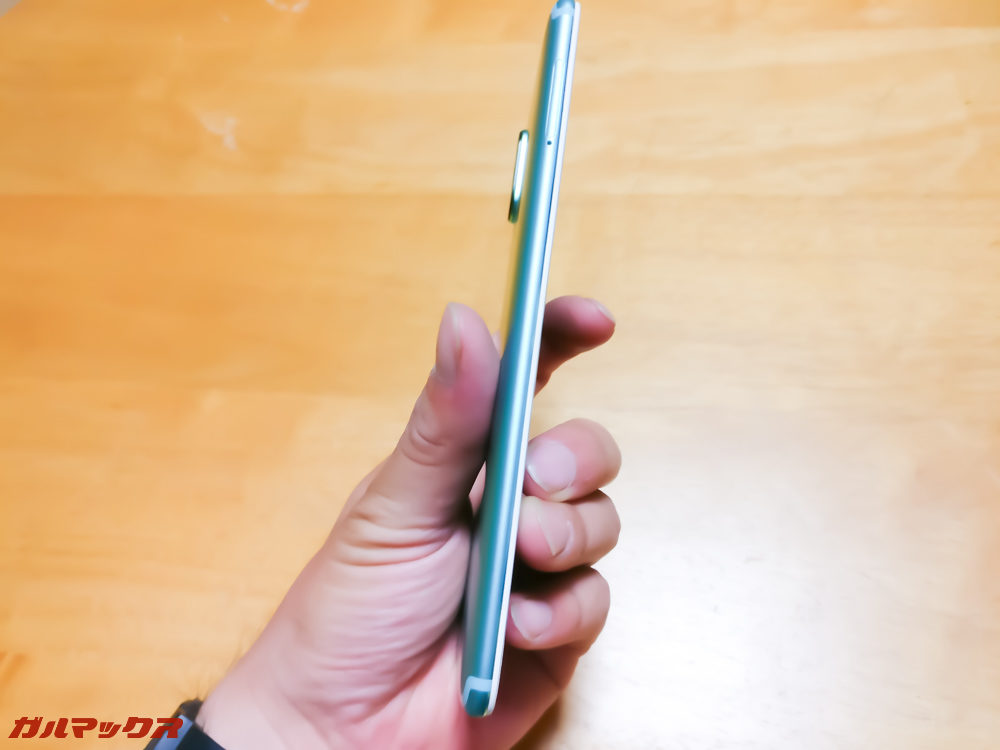 左側面にはSIMスロットがあります