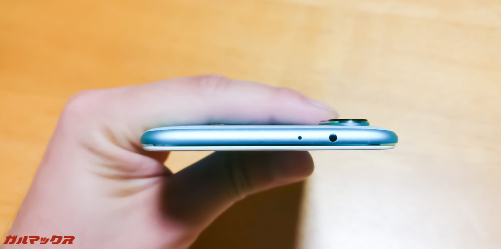 上面にはマイクと赤外線ポートがあります