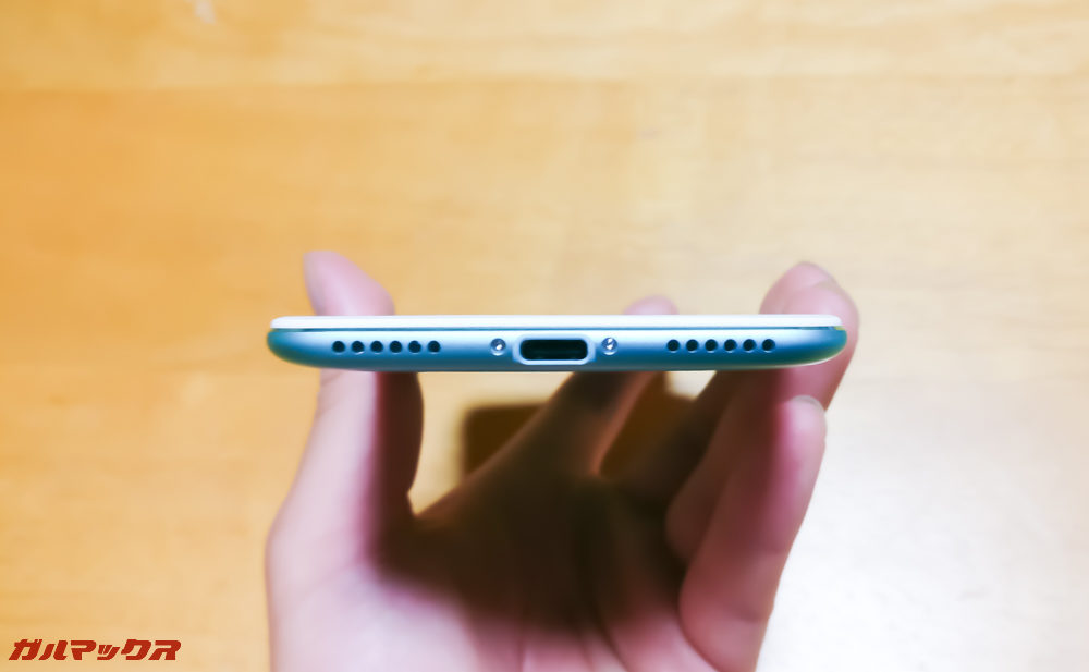 下側にはスピーカーとUSB-C端子があります
