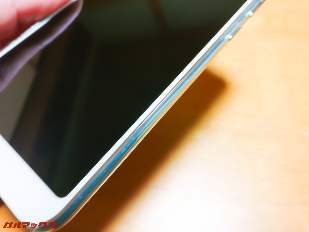 角度によって地のグリーンが見えるのがポイント