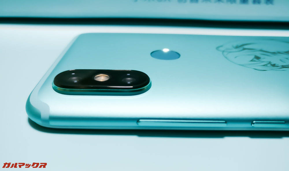 カメラは出っ張っています