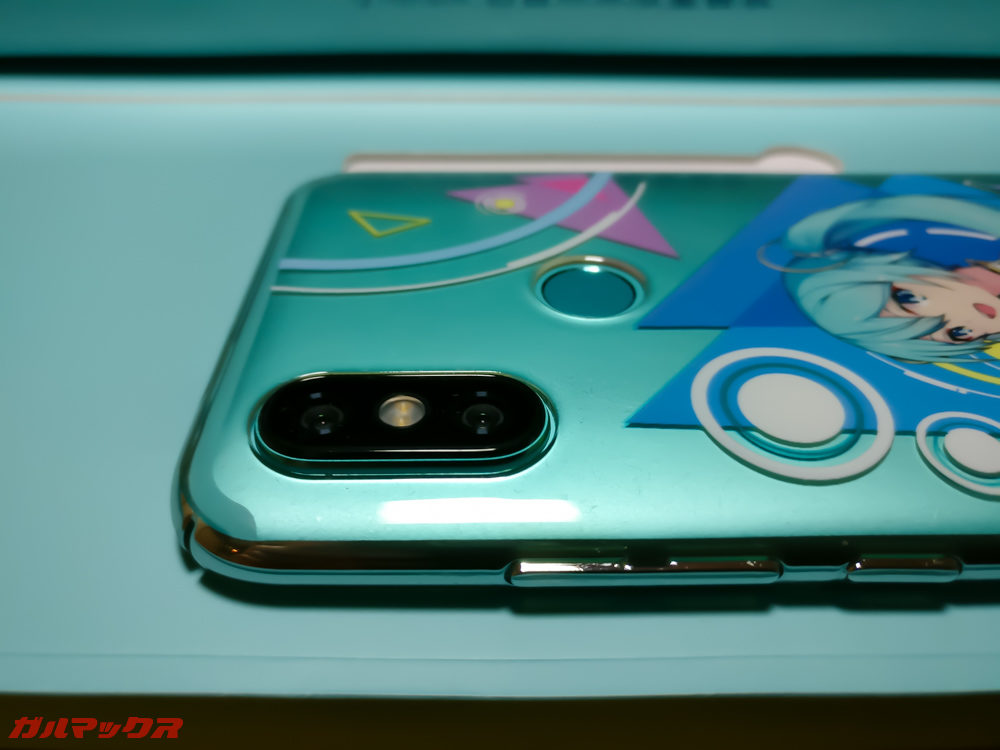 側面はシルバーに塗装されています