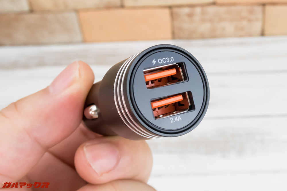 Autowit C3のシガーソケットチャージャーはQC3.0以外に2.4Aポートも備わっています。