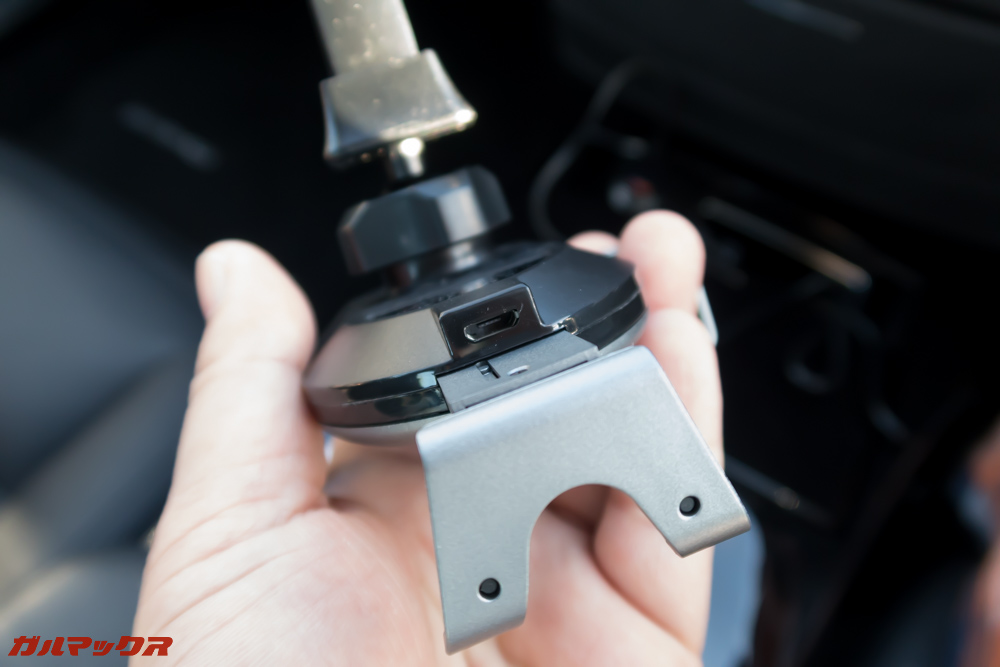 Autowit C3の本体下部に備わっている充電ポートにケーブルを差し込みます