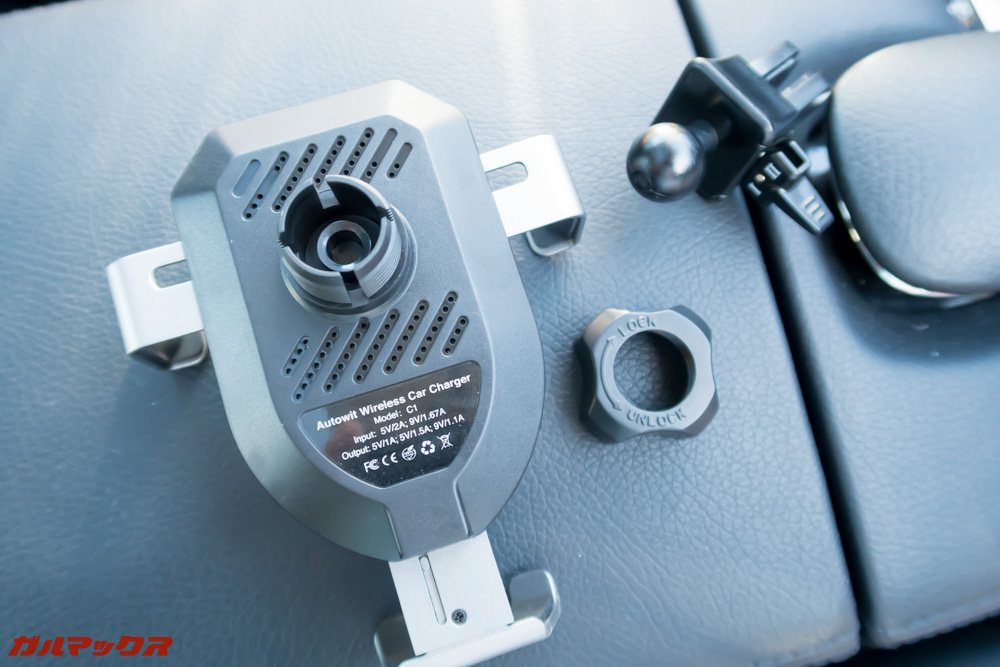 Autowit C3の背面に固定具を取り付けます。まずはナットを外しましょう