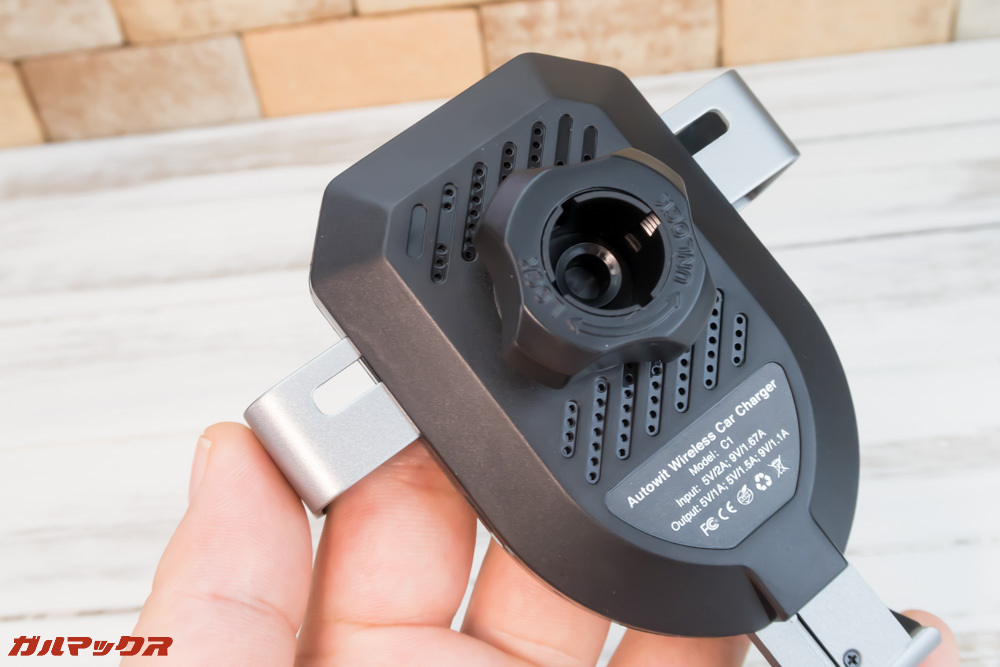 Autowit C3の背面には熱を逃がすためのスリットが備わっています。