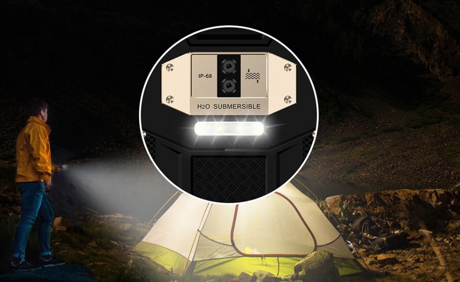 OUKITEL WP2は便利な大型ライトを搭載