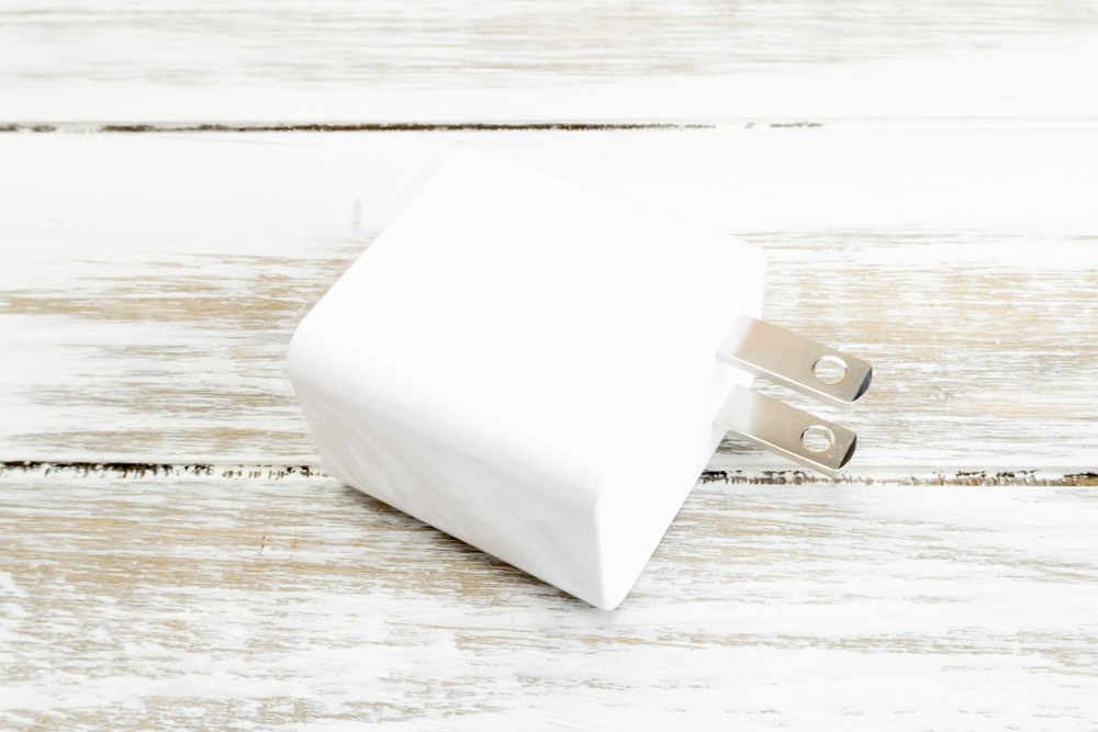 ZenFone Max M1の充電器は急速充電器が付属しています。